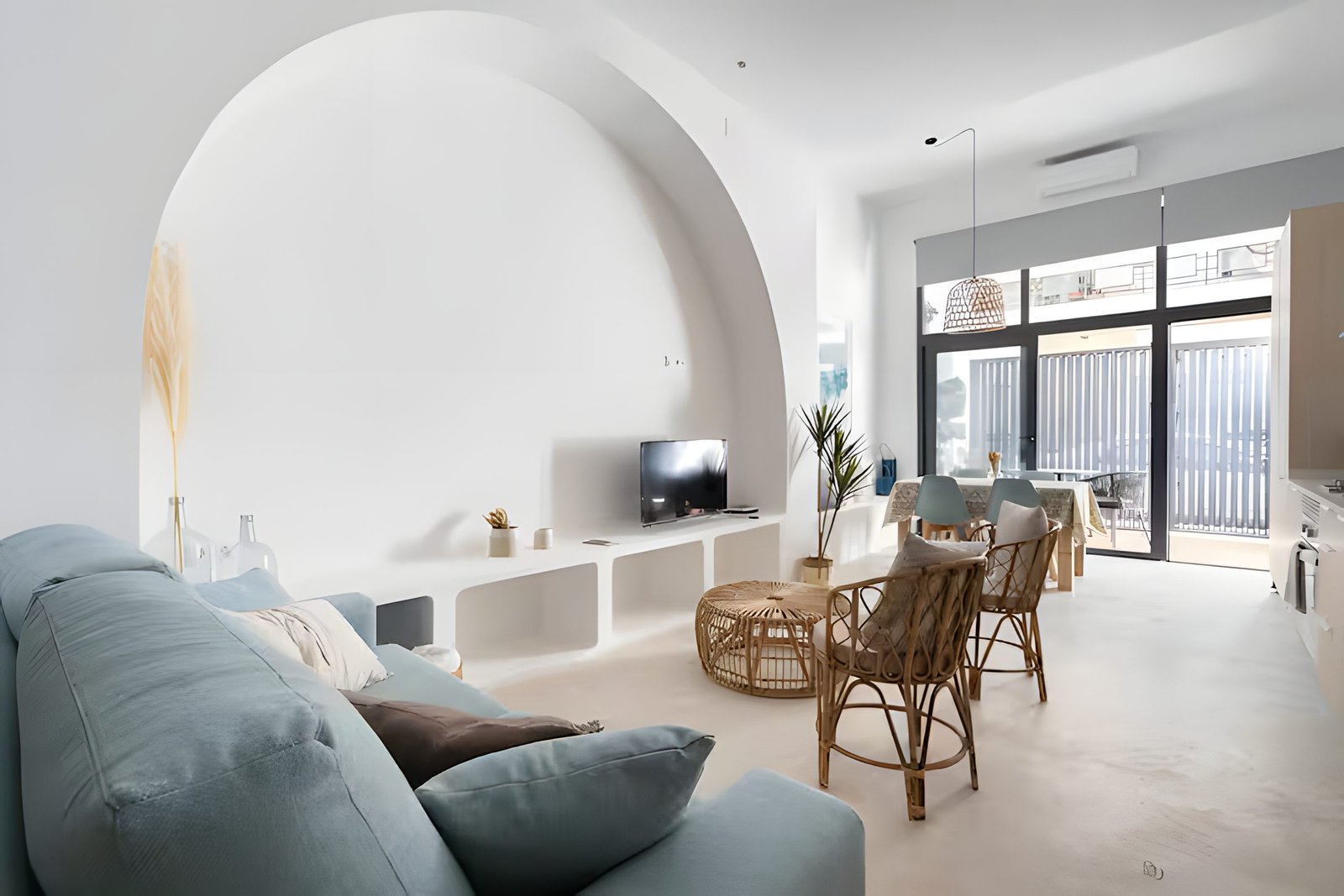 Salón del loft bajo el arco característico, con mucha luz natural
